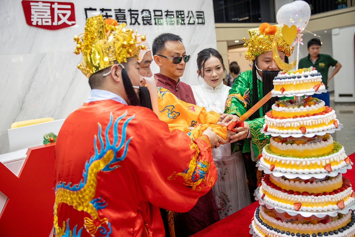 “福祿壽”與陳景超先生何映璋共同切開(kāi)慶祝蛋糕