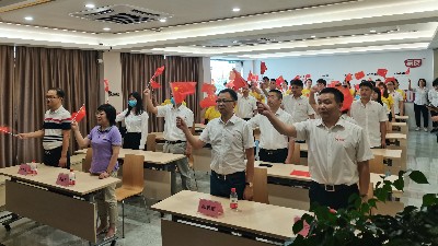 石碣鎮(zhèn)總工會與廣東嘉友食品有限公司一同觀看東莞市第六屆合唱節(jié)啟動儀式并同唱《沒有共產(chǎn)黨就沒有新中國》